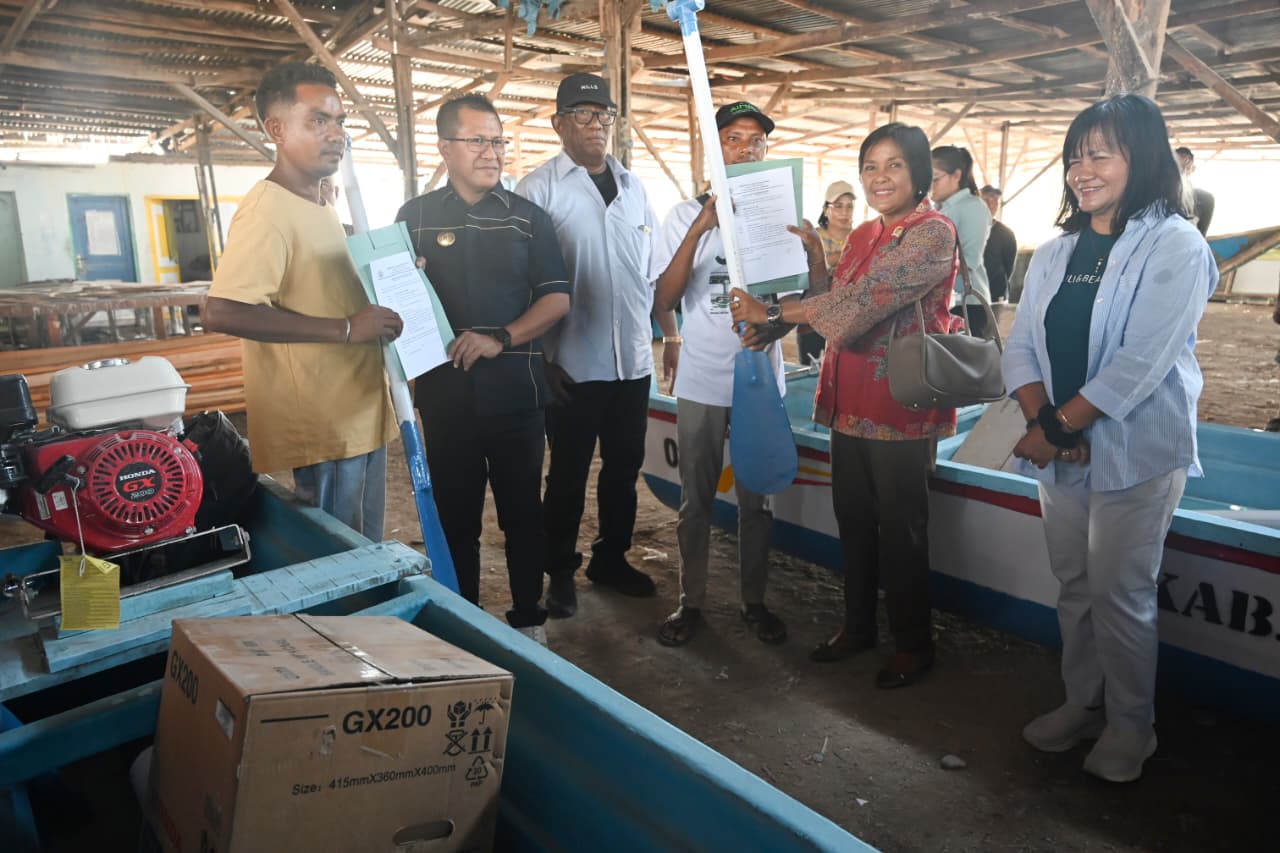 Ket. Foto: Penyerahan Administrasi Kepemilikan Saran Perikanan oleh Bupati Kupang, Yosef Lede dan Wakil Ketua II DPRD Kabupaten Kupang, Sofia M. Dengan Haan kepada Kelompok Nelayan.