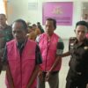 Ket. Foto: Dua Tersangka Dugaan Tindak Pidana Korupsi di Giring Oleh Kejaksaan Negeri Kabupaten Kupang ke Mobil untuk Menjalani Penahan di Rumah Tahanan (Rutan) Kupang.