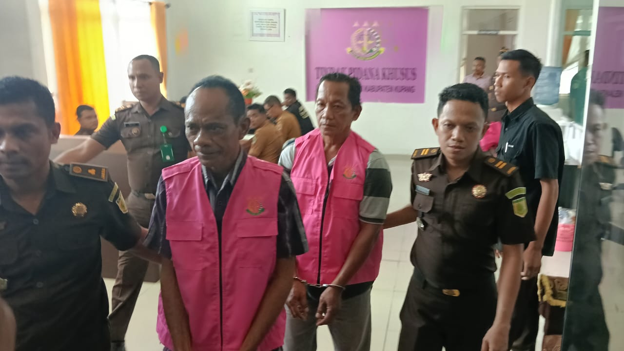 Ket. Foto: Dua Tersangka Dugaan Tindak Pidana Korupsi di Giring Oleh Kejaksaan Negeri Kabupaten Kupang ke Mobil untuk Menjalani Penahan di Rumah Tahanan (Rutan) Kupang.