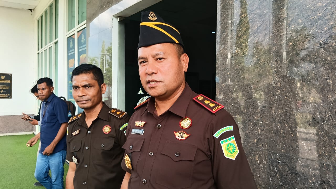 Ket. Foto: Kepala Kejaksaan Negeri (Kajari) Kabupaten Kupang, Yupiter Selan, S. H., M. H di Dampingi Kasi Pidsus, Andrew Keya, S. H.