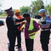 Ket. Foto: Kepala Kepolisian Resor (Kapolres) Kupang, AKBP Rudy Junus Jacob Ledo, S. I. K., S. H saat Memakaikan Rompi Kepada Peserta.