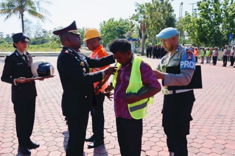 Ket. Foto: Kepala Kepolisian Resor (Kapolres) Kupang, AKBP Rudy Junus Jacob Ledo, S. I. K., S. H saat Memakaikan Rompi Kepada Peserta.