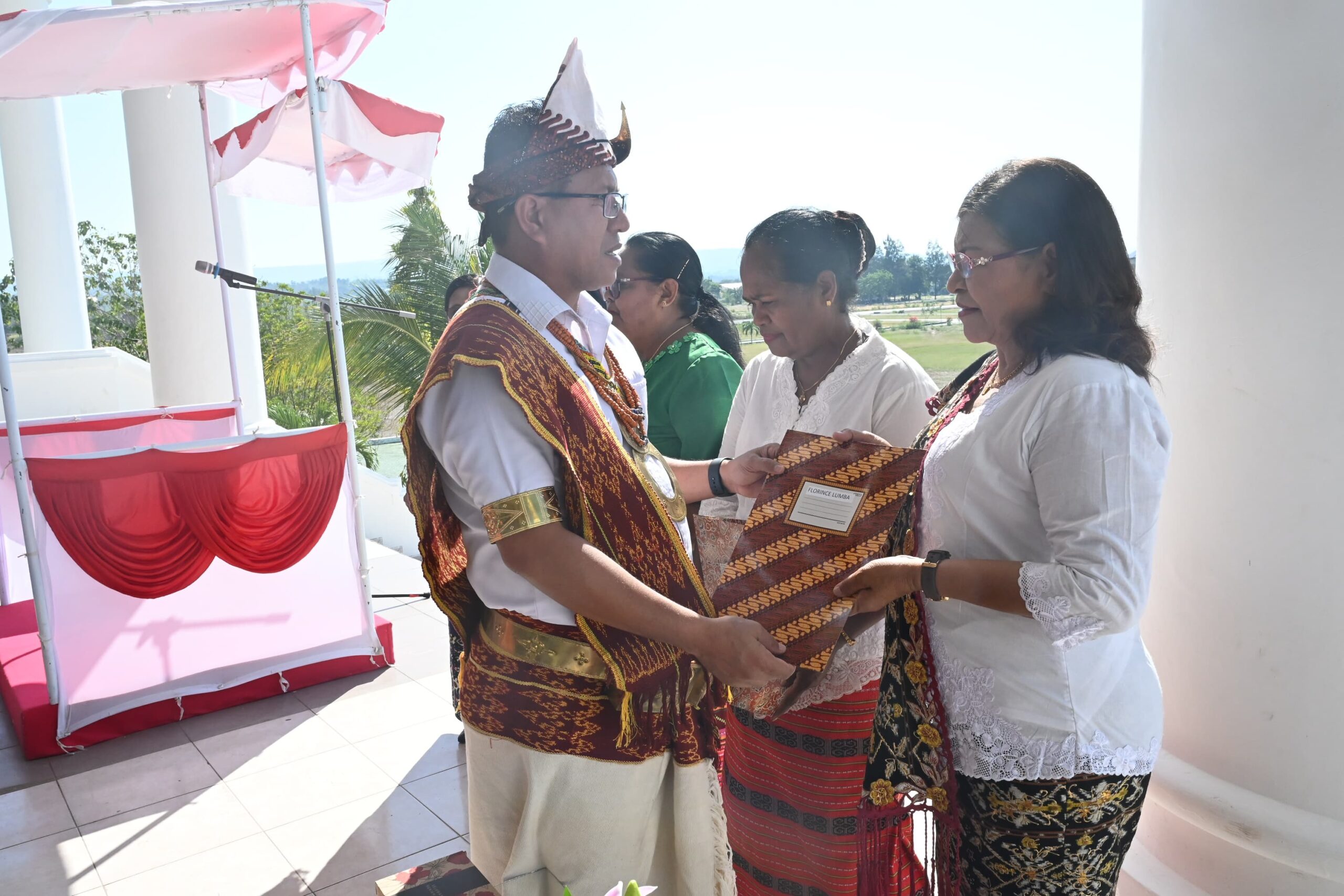 Ket. Foto: Di Sela-sela Upacara Bupati Kupang, Yosef Lede, S. H saat Memberikan SK Pensiun Bagi 15 ASN yang Memasuki Masa Purna Bhakti Tertanggal 01 November 2025.