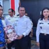 Ket. Foto: Bupati Kupang, Yosef Lede, SH menyerahkan SK terhadap PPPK Lingkup Pemerintah Kabupaten Kupang.