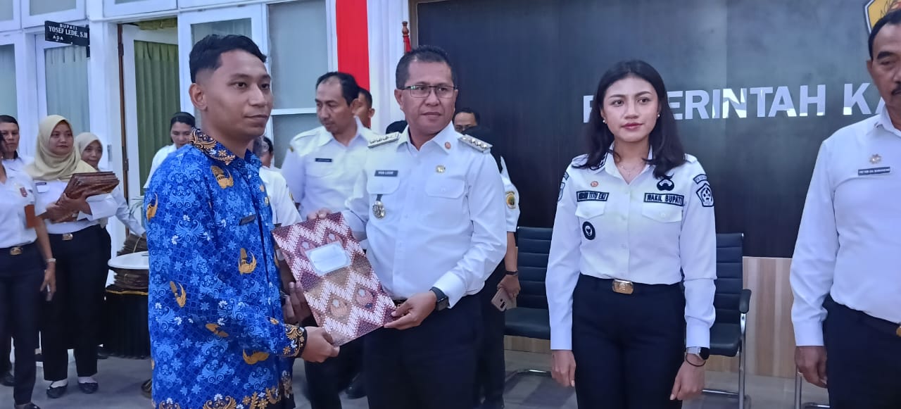 Ket. Foto: Bupati Kupang, Yosef Lede, SH menyerahkan SK terhadap PPPK Lingkup Pemerintah Kabupaten Kupang.