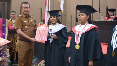 Ket. Foto: Bupati Kupang, Yosef Lede, S. H saat Menghadiri Wisuda di Universitas Persatuan Guru (UPG) 1945 NTT.