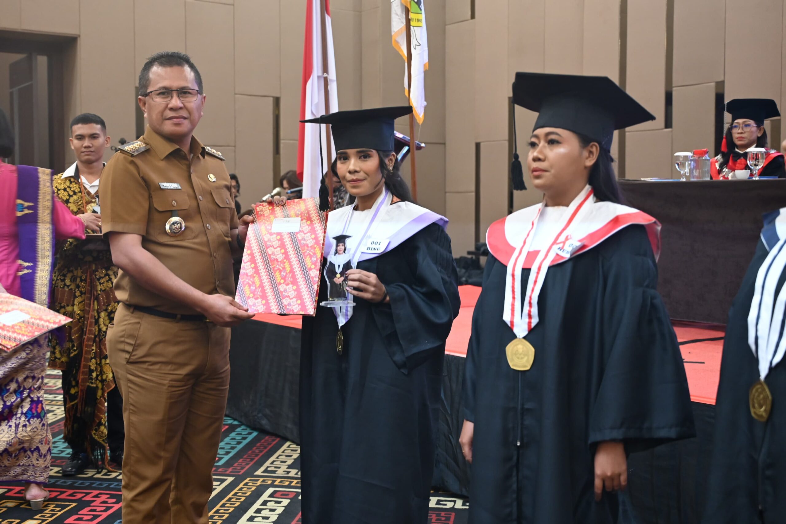 Ket. Foto: Bupati Kupang, Yosef Lede, S. H saat Menghadiri Wisuda di Universitas Persatuan Guru (UPG) 1945 NTT.