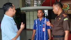 Ket. Foto: Kepala Kejaksaan Negeri Kabupaten Kupang, Yupiter Selan, S.H., M.H di Dampingi Salah Satu Stafnya saat Berdiskusi Denga Kepala Inspektorat Daerah Kabupaten Kupang, Agus Foenay di Kantor Kejaksaan Negeri Kabupaten Kupang, Kamis (30/10/2025).
