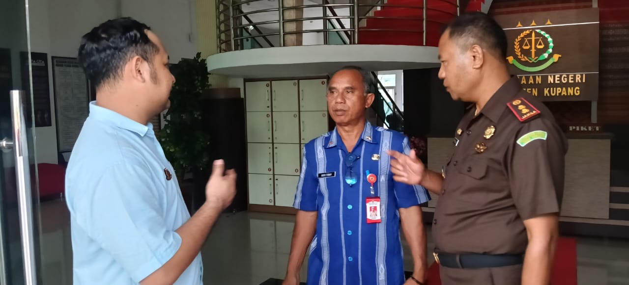 Ket. Foto: Kepala Kejaksaan Negeri Kabupaten Kupang, Yupiter Selan, S.H., M.H di Dampingi Salah Satu Stafnya saat Berdiskusi Denga Kepala Inspektorat Daerah Kabupaten Kupang, Agus Foenay di Kantor Kejaksaan Negeri Kabupaten Kupang, Kamis (30/10/2025).