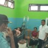 Ket. Foto: Salah Satu Anggota DPRD Kabupaten Kupang, Dapil 4, Partai Perindo, Salomiel Arnius Buraen saat Melihat dan Berdiskusi Bersama Korban di Puskesmas Baun, Kamis (30/10/2025)