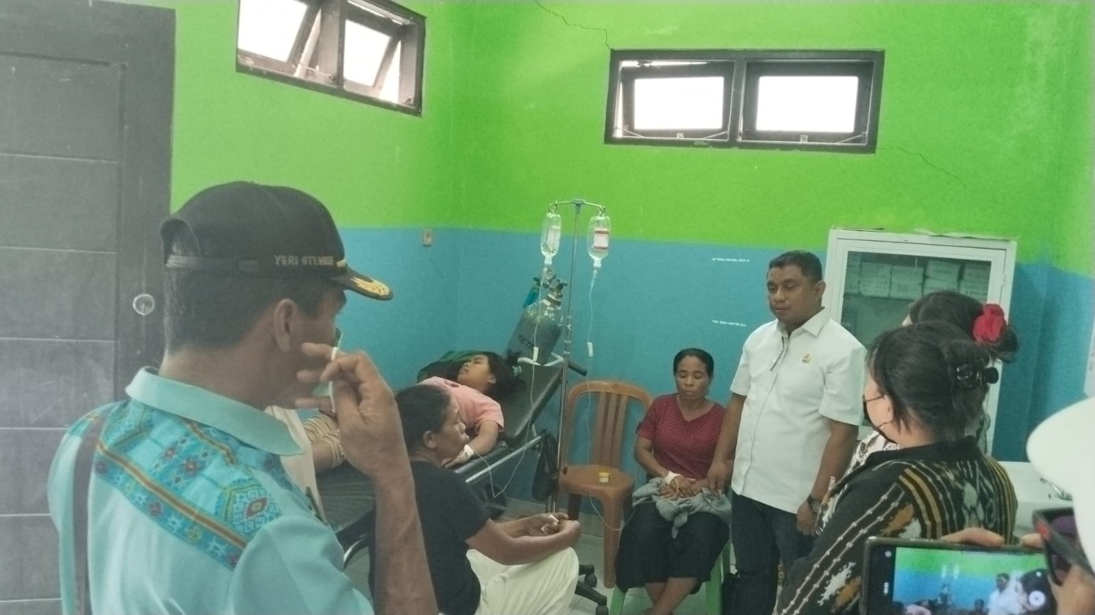 Ket. Foto: Salah Satu Anggota DPRD Kabupaten Kupang, Dapil 4, Partai Perindo, Salomiel Arnius Buraen saat Melihat dan Berdiskusi Bersama Korban di Puskesmas Baun, Kamis (30/10/2025)