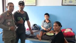 Plt. Kepala Desa Tunbaun, Leonardus D bersama Orang Tua Korban, Anak Elyon Batmaro di Puskesmas Baun.