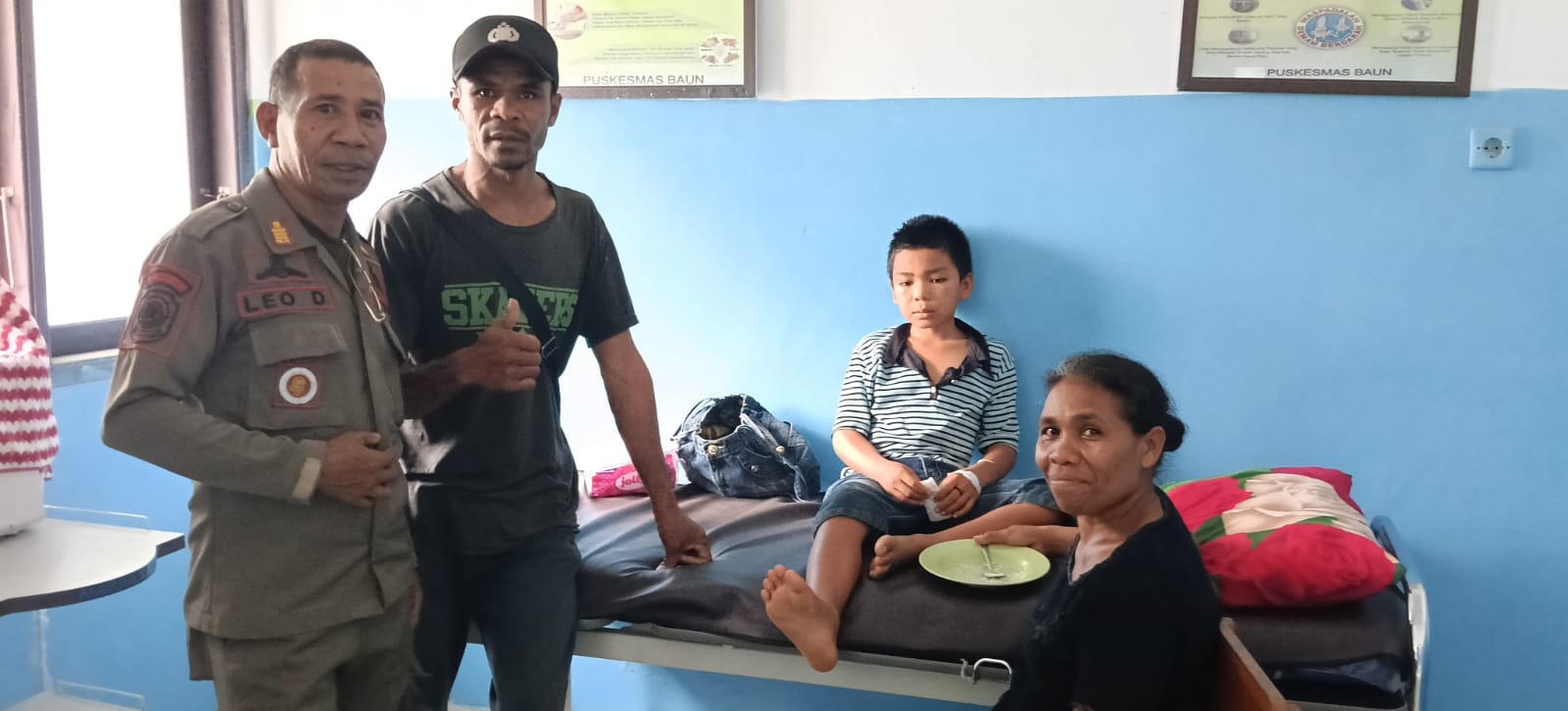Plt. Kepala Desa Tunbaun, Leonardus D bersama Orang Tua Korban, Anak Elyon Batmaro di Puskesmas Baun.