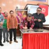 Ket: Bupati Kupang, Yosef Lede, S. H menanda Tangani Prasasti GMIT Imanuel Ponain di Dampingi Anggota DPRD Kabupaten Kupang, Anton Natun, dan Kepala Badan Pendapatan dan Asli Provinsi NTT, Alexon Lumba.