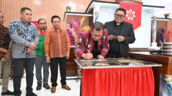 Ket: Bupati Kupang, Yosef Lede, S. H menanda Tangani Prasasti GMIT Imanuel Ponain di Dampingi Anggota DPRD Kabupaten Kupang, Anton Natun, dan Kepala Badan Pendapatan dan Asli Provinsi NTT, Alexon Lumba.