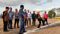 Ket. Foto: Ketua DPRD Kabupaten Kupang, Daniel Taimenas S. H di Dampingi Bupati Kupang, Yosef Lede S. H, menendang Bola Pertanda di Mulainya Pembukaan Pertandingan Sepak Bola Bupati Kupang Cup Tahun 2025.