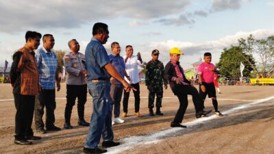 Ket. Foto: Ketua DPRD Kabupaten Kupang, Daniel Taimenas S. H di Dampingi Bupati Kupang, Yosef Lede S. H, menendang Bola Pertanda di Mulainya Pembukaan Pertandingan Sepak Bola Bupati Kupang Cup Tahun 2025.