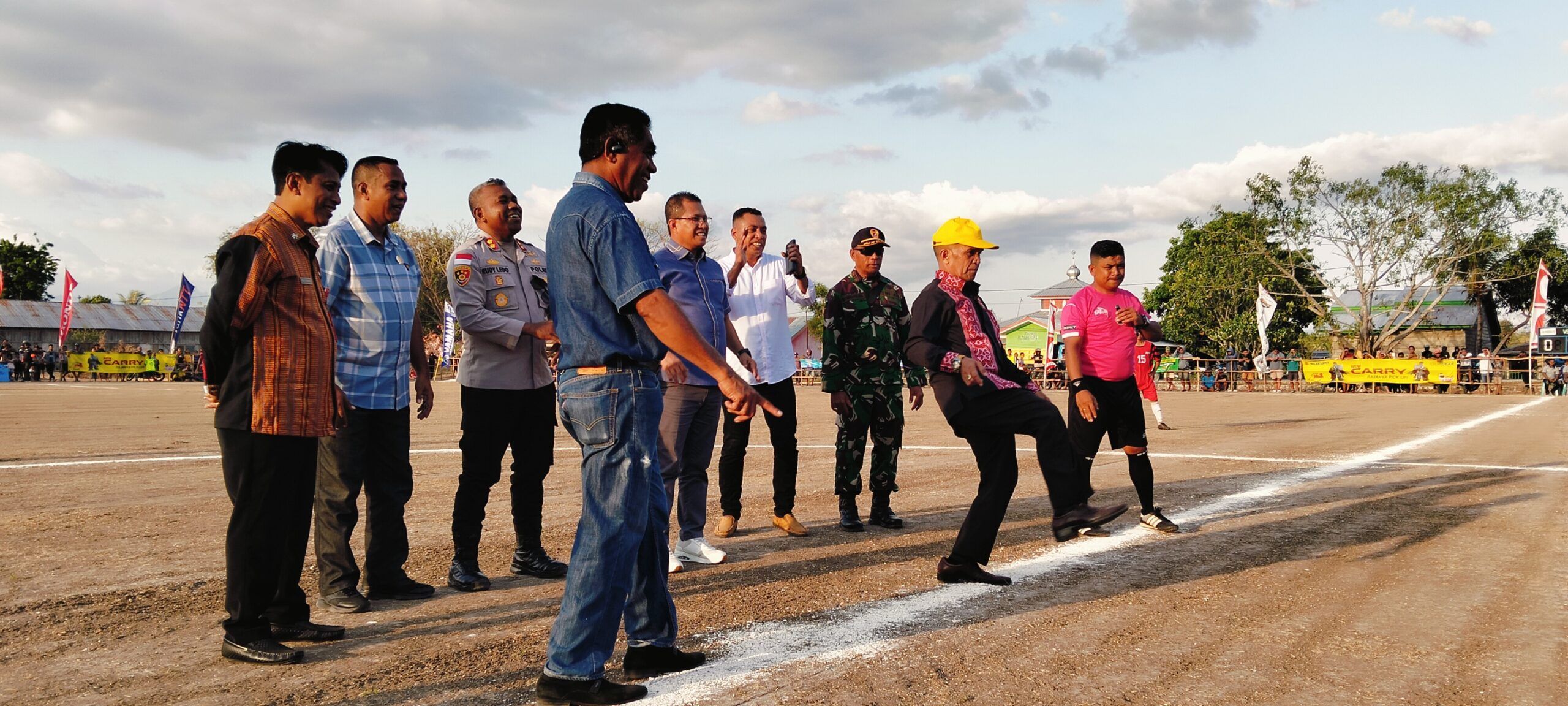 Ket. Foto: Ketua DPRD Kabupaten Kupang, Daniel Taimenas S. H di Dampingi Bupati Kupang, Yosef Lede S. H, menendang Bola Pertanda di Mulainya Pembukaan Pertandingan Sepak Bola Bupati Kupang Cup Tahun 2025.
