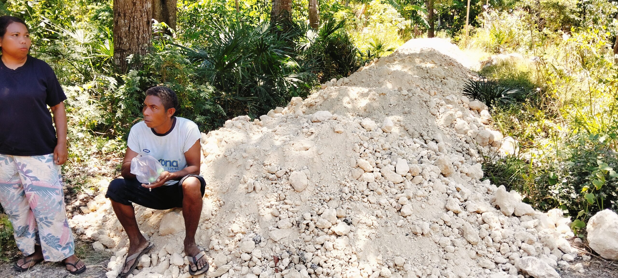 Ket. Foto: Timbunan Sirtu Gunung di Wilayah RT. 07, Kelurahan Nonbes.