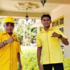 Ket. Foto: Ketua DPRD II Golkar Kabupaten Kupang, Daniel Taimenas S. H bersama Sekertaris DPD II Golkar Kabupaten Kupang, Alexy B. Mada di Sekretariat Golkar Kabupaten Kupang.