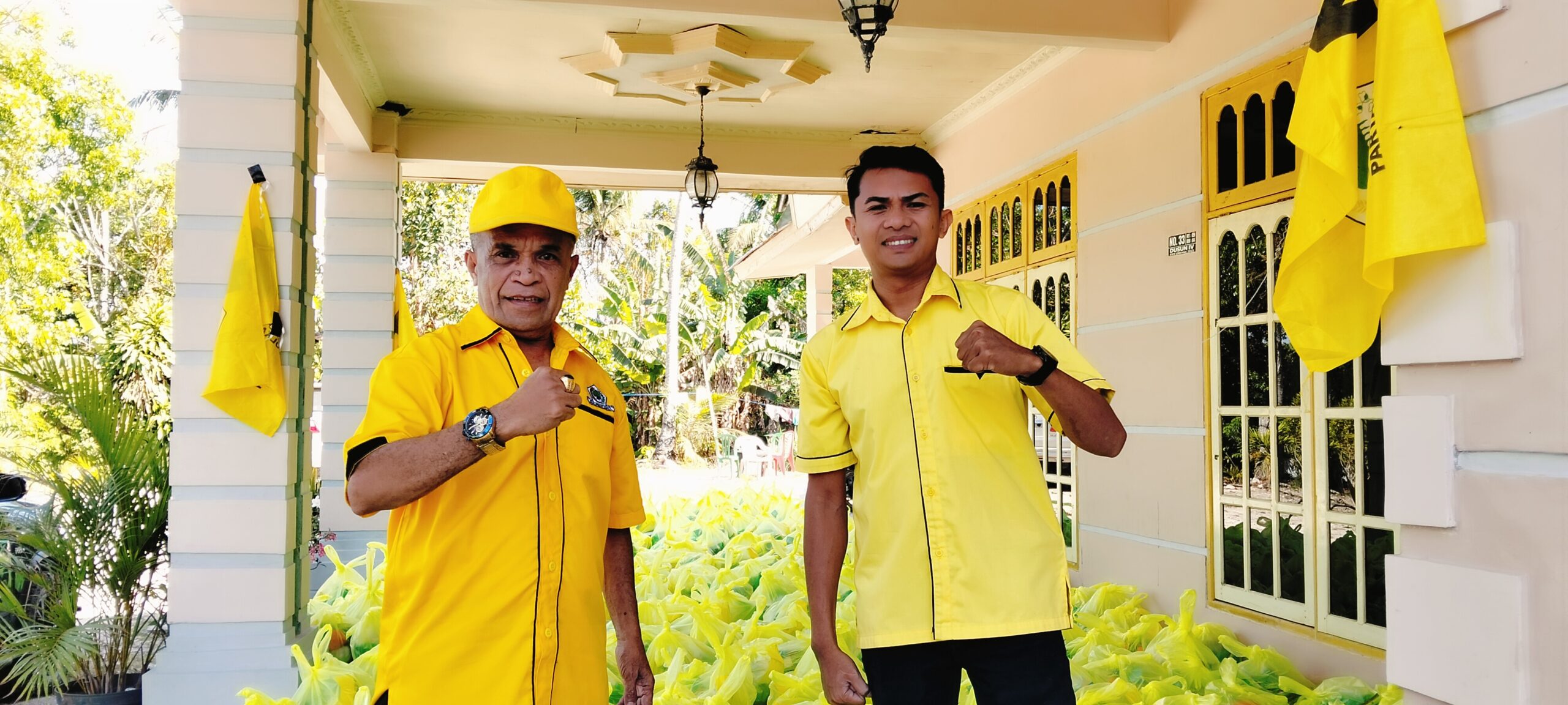 Ket. Foto: Ketua DPRD II Golkar Kabupaten Kupang, Daniel Taimenas S. H bersama Sekertaris DPD II Golkar Kabupaten Kupang, Alexy B. Mada di Sekretariat Golkar Kabupaten Kupang.