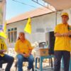 Ket. Foto: Ketua DPRD II Partai Golkar Kabupaten Kupang, Daniel Taimenas S. H saat Memberikan Bantuan Berupa Uang kepada Ruben Tabun salah Satu Warga Terdampak Bencana Rumah Terbakar Beberapa hari lalu.