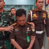 Ket. Foto: Jaksa Gadungan Ini di Tangkap Kejari OKI Setelah Minta Pengawalan Untuk Bertemu Bupati .