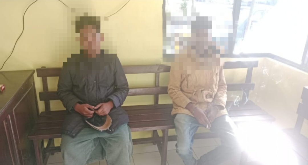 Ket. Foto: Dua (2) Pelaku Penikaman saat Menyerahkan Diri ke Polsek Fatuleu.