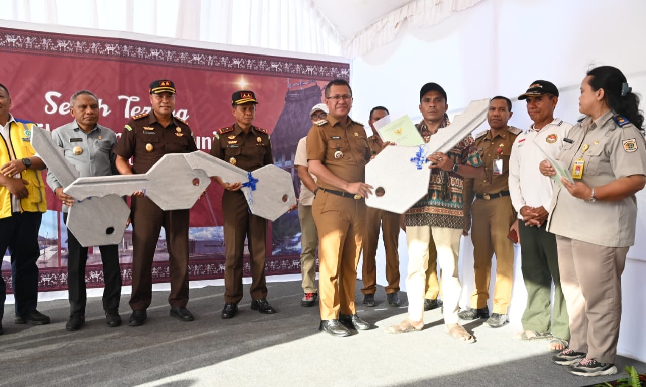Ket. Foto: Penyerahan Kunci Rumah oleh Bupati Kupang, Yosef Lede S. H kepada Masyarakat Eks Timor-Timur secara Simbolis.