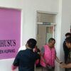 Key. Foto: Kedua Tersangka Kasus Tindak Pidana Korupsi Pekerjaan Sumur Bor Desa Oenuntono saat Mengenakan Rompi Pink di Ruang Tindak Pidana Khusus Kejaksaan Negeri Kabupaten Kupang.