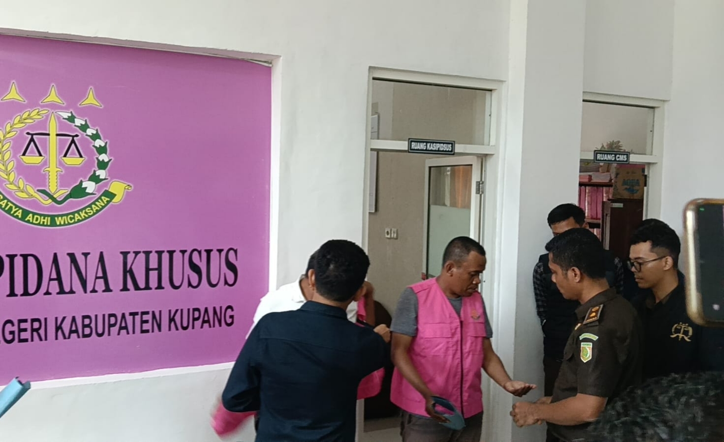 Key. Foto: Kedua Tersangka Kasus Tindak Pidana Korupsi Pekerjaan Sumur Bor Desa Oenuntono saat Mengenakan Rompi Pink di Ruang Tindak Pidana Khusus Kejaksaan Negeri Kabupaten Kupang.