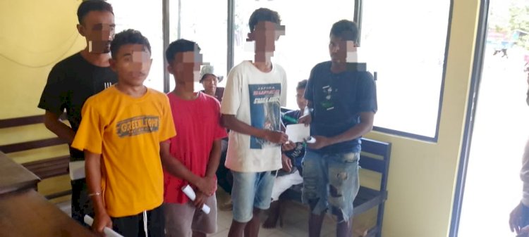 Ket. Foto: Ke Empat Pelaku Pelemparan Dump Truck saat Diringkus Aparat Kepolisian Sektor Fatuleu.