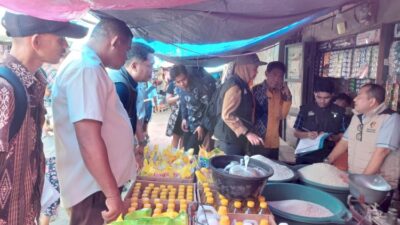 Ket. Foto: Kombes Pol Nasriadi dan tim berdialog langsung dengan para Pedagang.