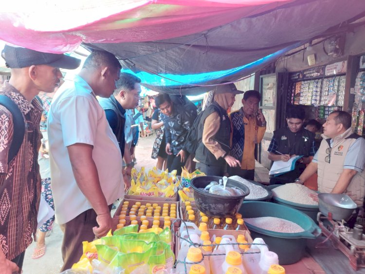 Ket. Foto: Kombes Pol Nasriadi dan tim berdialog langsung dengan para Pedagang.