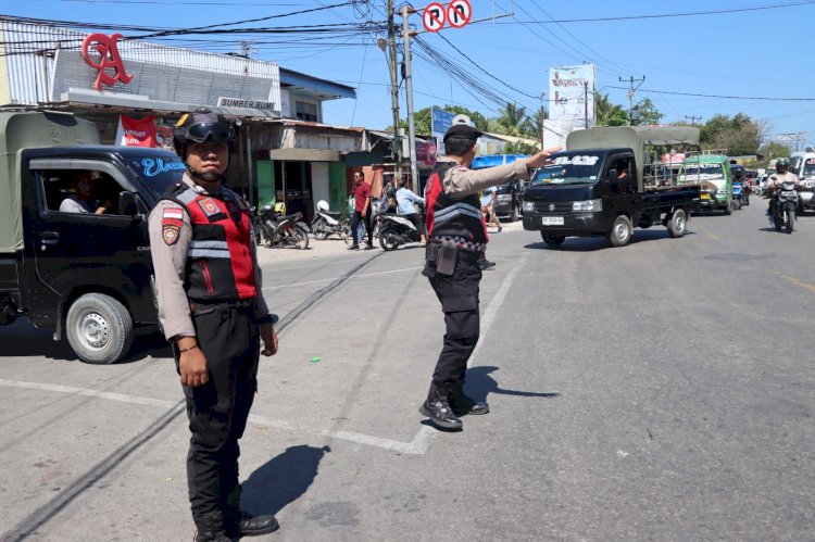Ket. Foto: Polres Kupang melalui Turjawali Adakan Penertiban Lalu Lintas di Pasar Oesao.