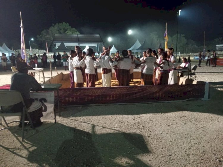 Ket. Foto: Berbusana Adat Helong, Tarian Lingae yang Di Persembahkan Oleh Peserta.