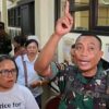 Ket. Foto: Ayah Alm Prada Lucky Namo saat Melampiaskan Emosinya di Pengadilan Militer III-15 Kupang.