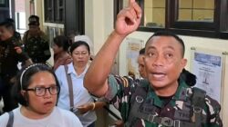 Ket. Foto: Ayah Alm Prada Lucky Namo saat Melampiaskan Emosinya di Pengadilan Militer III-15 Kupang.