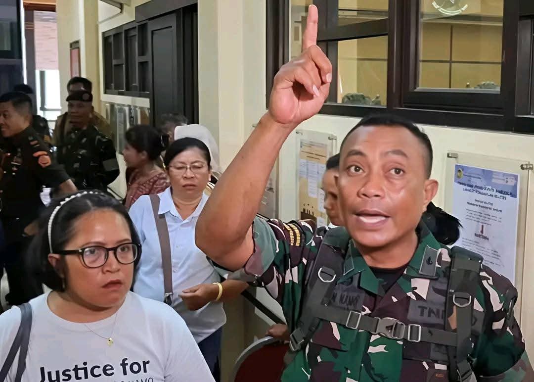 Ket. Foto: Ayah Alm Prada Lucky Namo saat Melampiaskan Emosinya di Pengadilan Militer III-15 Kupang.