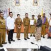 Ket. Foto: Warga Desa Oeltua Bertemu Bupati Kupang Minta Pemekaran jadi Desa Binlaka.