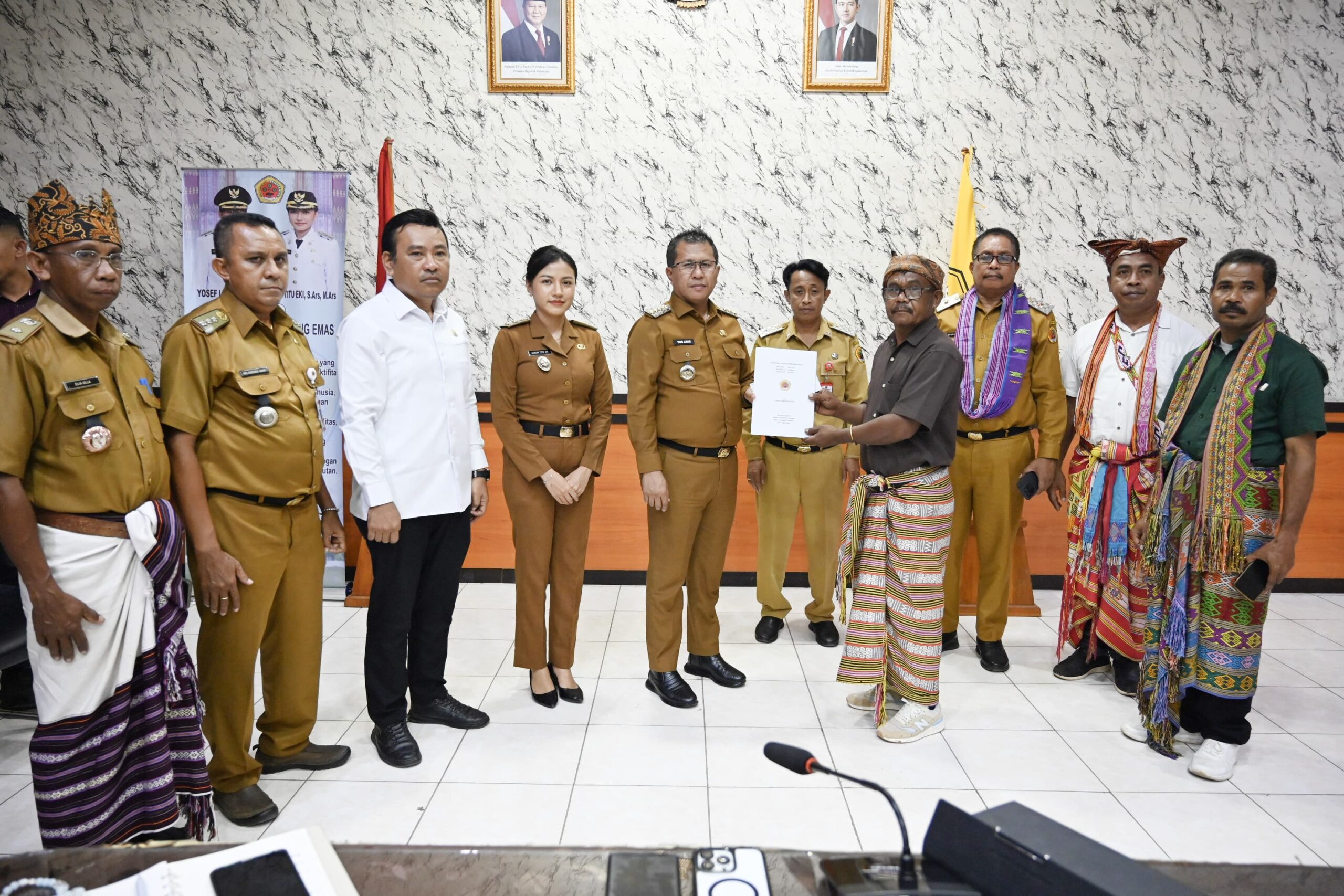 Ket. Foto: Warga Desa Oeltua Bertemu Bupati Kupang Minta Pemekaran jadi Desa Binlaka.