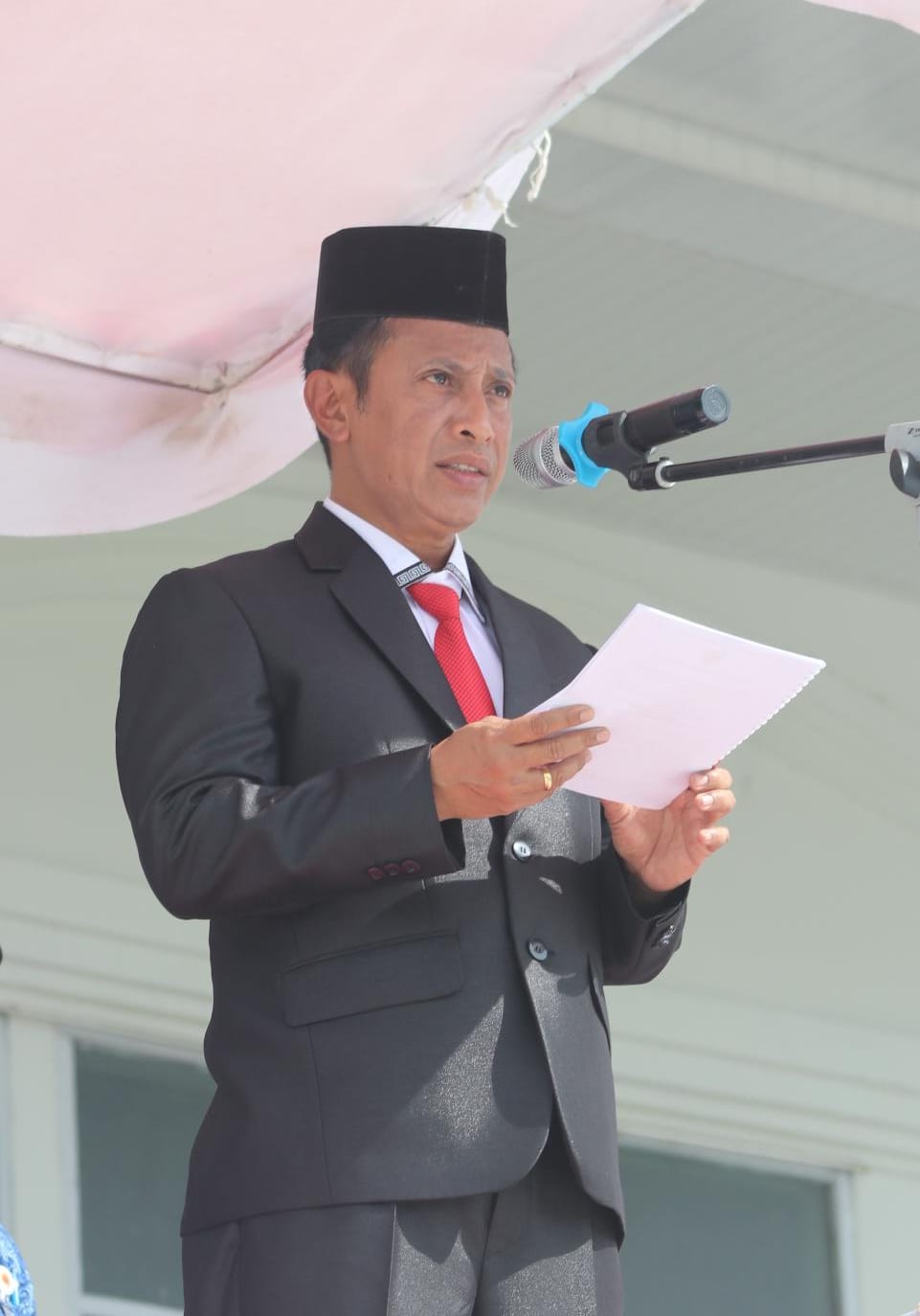 Ket. Foto: Sekertaris Daerah (Sekda) Kabupaten Kupang, Mateldius Soleman Jilis Sanam, S. T Selaku Inspektur Upacara saat Menyampaikan Amanah Menteri Sosial RI.