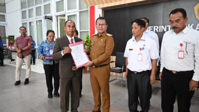 Ket. Foto: Bupati Kupang, Yosef Lede, S. H menyerahkan SK Kepada Aparatur Sipil Negara (ASN) Lingkup Pemerintah Kabupaten Kupang.