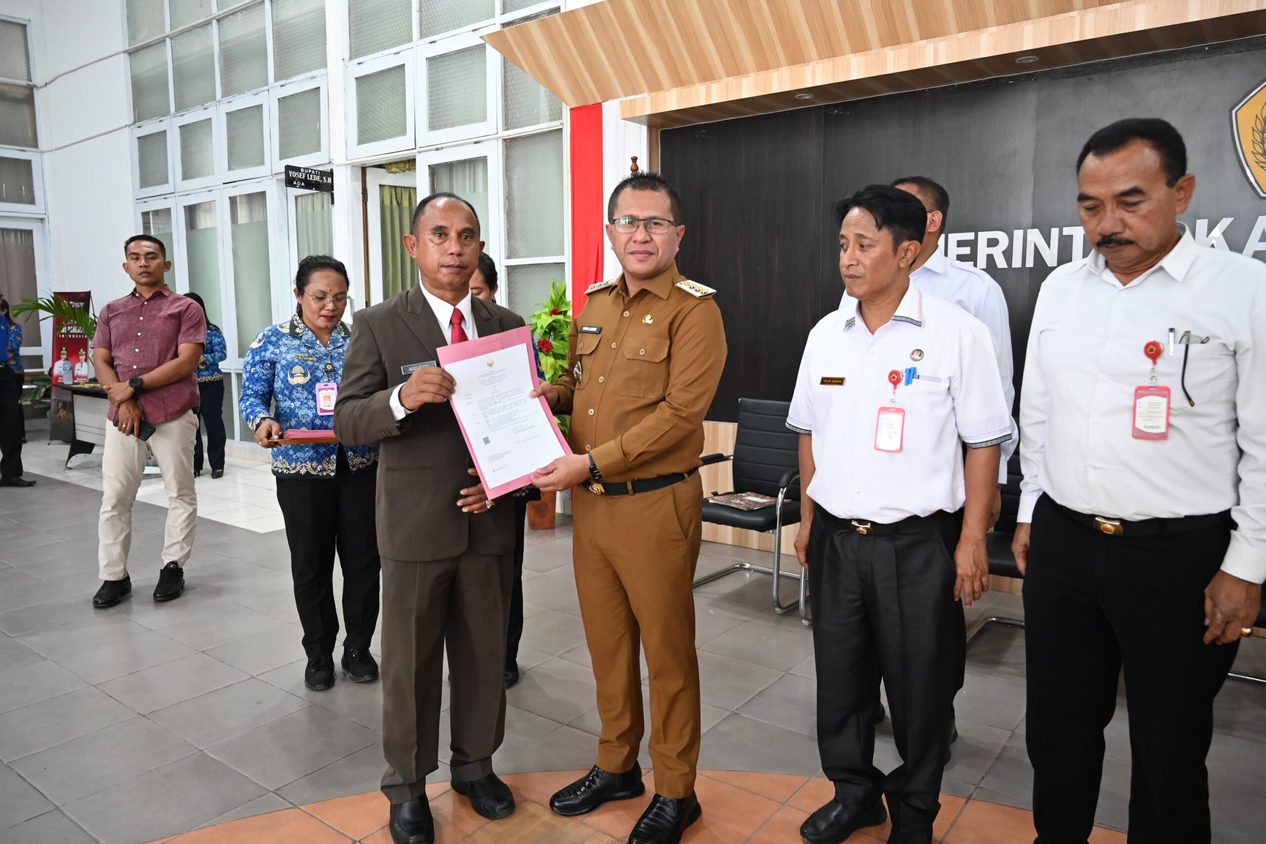 Ket. Foto: Bupati Kupang, Yosef Lede, S. H menyerahkan SK Kepada Aparatur Sipil Negara (ASN) Lingkup Pemerintah Kabupaten Kupang.