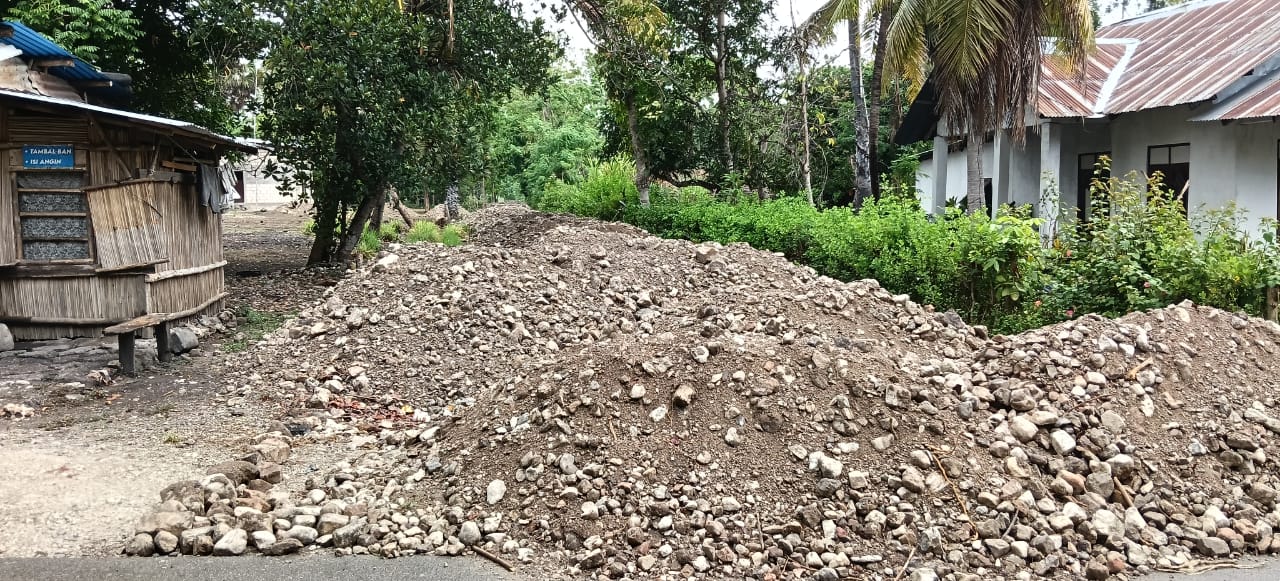 Ket. Foto: Timbunan Material Berupa Sirtu di Wilayah RT. 10, Kelurahan Tuatuka.