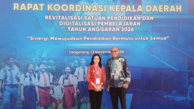 Ket. Foto: Wakil Bupati Kupang, Aurum Obe Titu Eki, S. Ars., M. Ars Pose Bersama Kepala Dinas Pendidikan dan Kebudayaan Kabupaten Kupang, Marthen Rahakbauw.