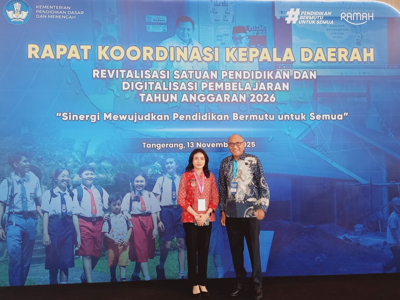 Ket. Foto: Wakil Bupati Kupang, Aurum Obe Titu Eki, S. Ars., M. Ars Pose Bersama Kepala Dinas Pendidikan dan Kebudayaan Kabupaten Kupang, Marthen Rahakbauw.