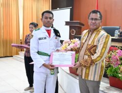 Bupati Kupang Serahkan Sertifikat Bagi Paskibra Kabupaten Kupang Tahun 2025