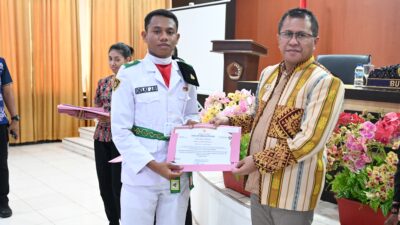 Ket. Foto: Penyerahan Sertifikat oleh Bupati Kupang, Yosef Lede, S. H Kepada Salah Satu Paskibra Kabupaten Kupang.