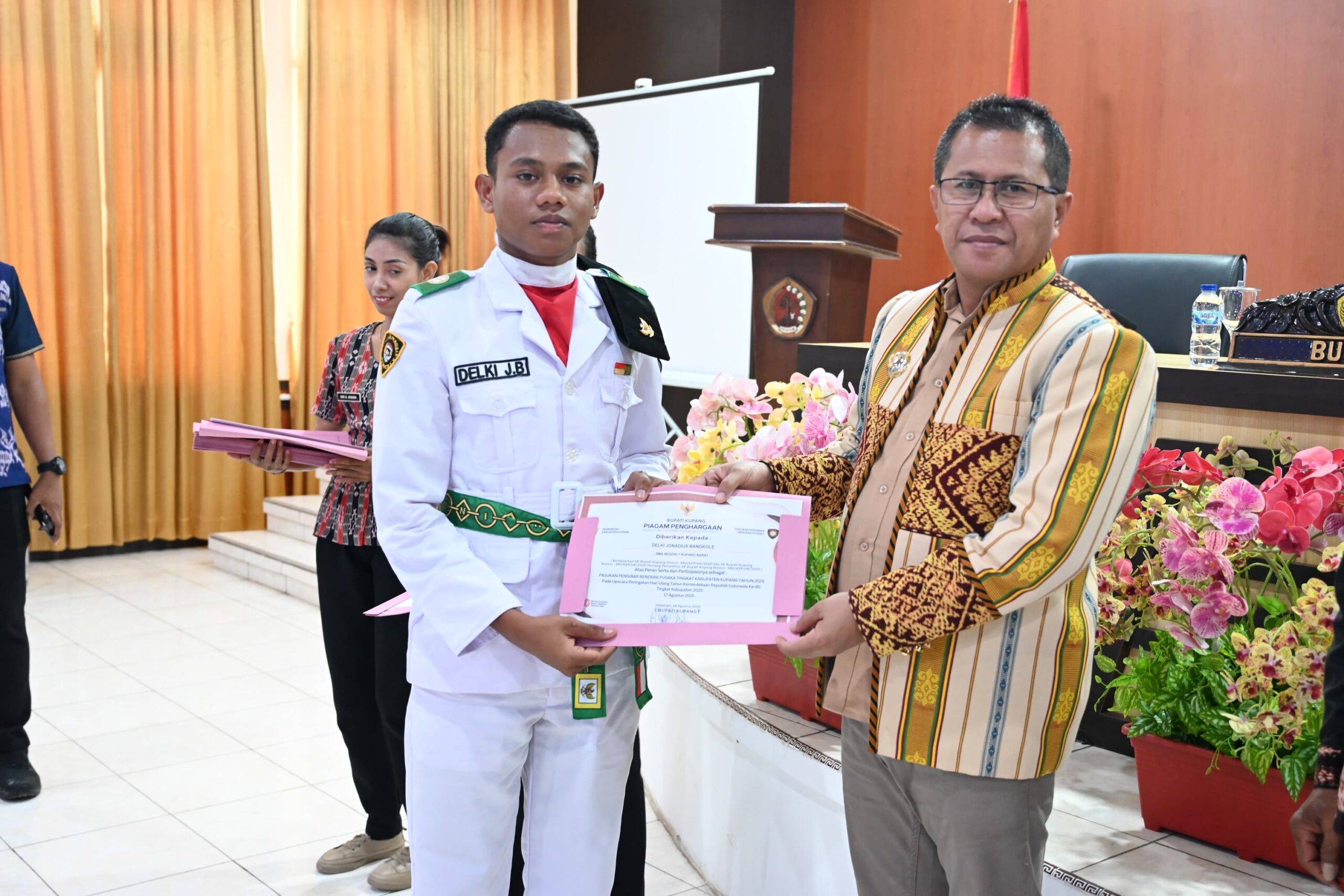 Ket. Foto: Penyerahan Sertifikat oleh Bupati Kupang, Yosef Lede, S. H Kepada Salah Satu Paskibra Kabupaten Kupang.